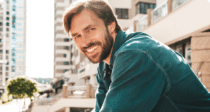 Charizma – ne magija: atrask būdus, kaip išsiugdyti šį įgūdį charizmatiškas vyras šypsosi