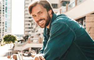 Charizma – ne magija: atrask būdus, kaip išsiugdyti šį įgūdį charizmatiškas vyras šypsosi