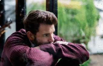 Tylioji vyrų kančia: depresija po skyrybų vyras liūdi po skyrybų