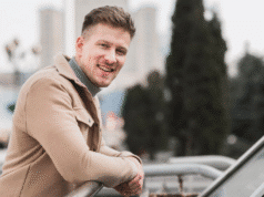 Pasimatymų patarimai vyrams: ko iš tiesų nori moterys? vyras pasiruošęs eiti į pasimatymą