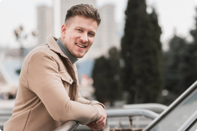vyras pasiruošęs eiti į pasimatymą
