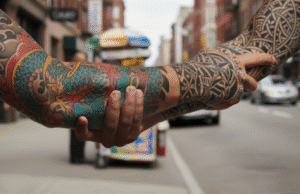 Dilbio paspaudimas: pamirštas galios ir pasitikėjimo gestas du vyrai sveikinasi dilbio paspaudimu