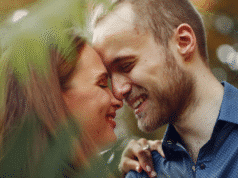 7 meilės rūšys: kuri iš jų geriausiai apibūdina jus? įsimylėjusi pora suglaudę galvas ties kakta