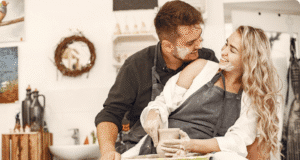 Pasimatymo idėjos namuose: 15 būdų nustebinti ją pora smagiai leidžia laiką namie