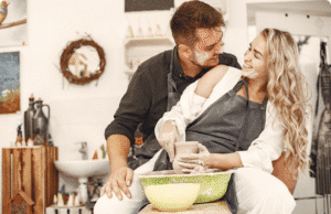 Pasimatymo idėjos namuose: 15 būdų nustebinti ją pora smagiai leidžia laiką namie