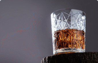 Škotiškas viskis: gidas pradedantiesiems škotiško viskio stiklinė