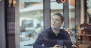 Ar ji ta vienintelė? Vyrų gidas į tikrą meilę susimąstęs vyras sėdi kavinėje