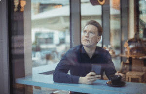 Ar ji ta vienintelė? Vyrų gidas į tikrą meilę susimąstęs vyras sėdi kavinėje