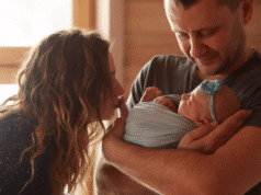 Jauno tėvo vadovas: 8 patarimai pirmaisiais metais tėtis laiko kūdikį ant rankų