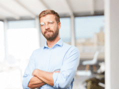 Vidinė lyderystė: kaip tapti savo gyvenimo šeimininku, o ne tironu trisdešimtmetis vyras iš arti stovi sunėręs rankas