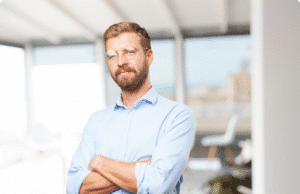 Vidinė lyderystė: kaip tapti savo gyvenimo šeimininku, o ne tironu trisdešimtmetis vyras iš arti stovi sunėręs rankas