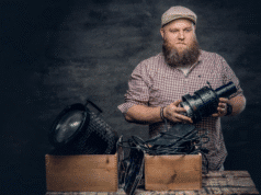 Vyro misija: kaip atrasti savo „sąmoningą dharmą“ ir pajusti tikrą pilnatvę trisdešimtmetis vyras laiko rankose kamerą