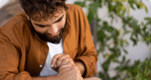 Pamiršk tikslus: kodėl sistemų kūrimas yra tikrasis raktas į sėkmę? vyras apdirba medį