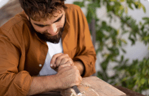 Pamiršk tikslus: kodėl sistemų kūrimas yra tikrasis raktas į sėkmę? vyras apdirba medį