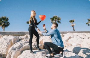 Idealus pasipiršimas: gidas vyrams, kaip tai padaryti vyras priklaupęs ant veino kelio peršasi meginai