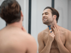 Barzdos priežiūra: 9 klaidos, kurias daro beveik visi vyras skuta barzdą stovėdamas prieš veidrodį