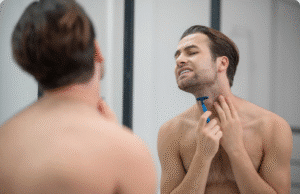Barzdos priežiūra: 9 klaidos, kurias daro beveik visi vyras skuta barzdą stovėdamas prieš veidrodį