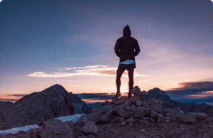 Kas yra sąmoningas vyras? Kelionė į naująjį vyriškumą vyras stovi kalno viršūnėje ir žiūri į tolį