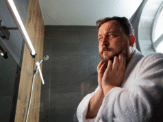 10 įpročių, kurie žudo vyrų savivertę. Ar atpažįsti? vyras žiūri į veidrodį ir abejoja savimi