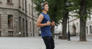 Ėjimas atbulomis: netikėta nauda Jūsų kūnui ir protui jaunas vyras eina atbulomis