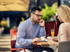 Kaip moterys testuoja vyrus: 5 pasąmoningi patikrinimai moteris ir vyras kalbasi kavinutėje prie staliuko