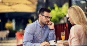 Kaip moterys testuoja vyrus: 5 pasąmoningi patikrinimai moteris ir vyras kalbasi kavinutėje prie staliuko