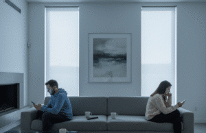 „Kambariokų sindromas“: kai meilė virsta buitimi pora sėdi skirtingose sofos pusėse emociškai atitolę