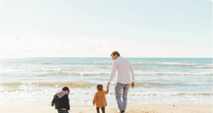 Tėvų pavyzdys – geriausia pamoka vaikams (ir ne tik) tėtis su vaiku vaikšto prie jūros