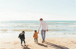 Tėvų pavyzdys – geriausia pamoka vaikams (ir ne tik) tėtis su vaiku vaikšto prie jūros