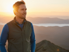 Medicina 3.0: kodėl verta nustoti „gydytis“ ir pradėti gyventi iš anksto? vyras stovi kalno viršukalnėje