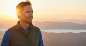 Medicina 3.0: kodėl verta nustoti „gydytis“ ir pradėti gyventi iš anksto? vyras stovi kalno viršukalnėje