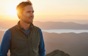 Medicina 3.0: kodėl verta nustoti „gydytis“ ir pradėti gyventi iš anksto? vyras stovi kalno viršukalnėje