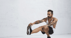 Pritūpimas „pistoletas“: ar šis pratimas vertas Jūsų laiko? vyras atlieka vienos kojos pritūpimą