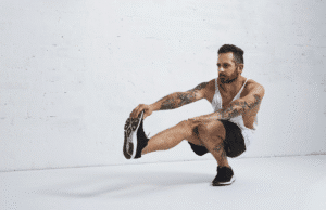 Pritūpimas „pistoletas“: ar šis pratimas vertas Jūsų laiko? vyras atlieka vienos kojos pritūpimą