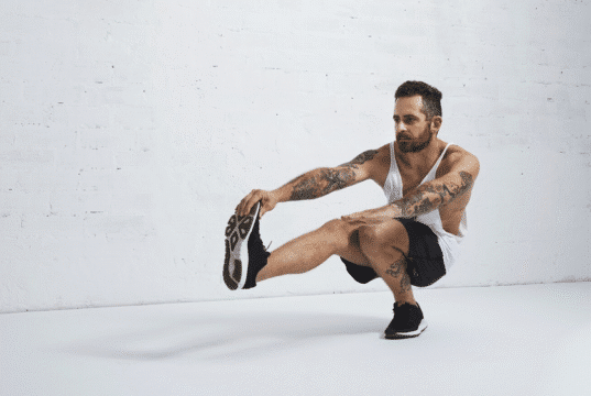 Pritūpimas „pistoletas“: ar šis pratimas vertas Jūsų laiko? vyras atlieka vienos kojos pritūpimą