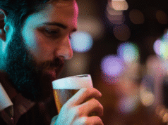 Alaus degustacijos menas: kaip ragauti alų lyg tikram profesionalui vyras kelia alaus bokalą prie lūpų