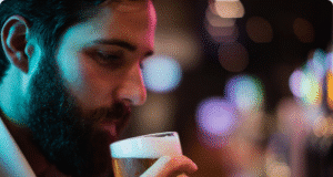 Alaus degustacijos menas: kaip ragauti alų lyg tikram profesionalui vyras kelia alaus bokalą prie lūpų