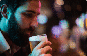 Alaus degustacijos menas: kaip ragauti alų lyg tikram profesionalui vyras kelia alaus bokalą prie lūpų