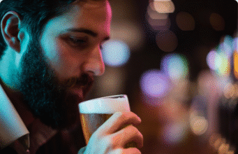 Alaus degustacijos menas: kaip ragauti alų lyg tikram profesionalui vyras kelia alaus bokalą prie lūpų