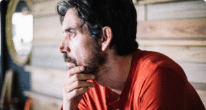 Keturi vyriškumo archetipai: Raktas į brandesnį ir autentiškesnį save vyras sėdi prie namo ir žiūri į tolį