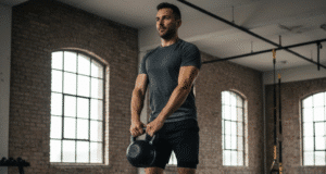 Modernus riteris: kaip fizinis pasiruošimas stiprina dvasios atsparumą vyras sporto salėje sportuoja su gira