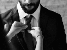 Klasikinis stilius: daugiau nei mada – tai savigarba moters rankos riša vyrui kaklaraištį