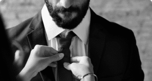 Klasikinis stilius: daugiau nei mada – tai savigarba moters rankos riša vyrui kaklaraištį