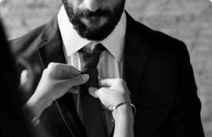 Klasikinis stilius: daugiau nei mada – tai savigarba moters rankos riša vyrui kaklaraištį