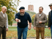 Pamirškite „geležies kilnojimą“: kodėl stabilumas ir jėga yra jūsų svarbiausias ilgaamžiškumo pamatas? pusamžiai vyrai žaidžia petankę