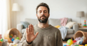 Pykčio valdymas šeimoje: kaip išlikti ramiu, kai norisi sprogti? tėtis raminasi vaikų kambaryje