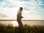 Pratimai – galingiausias ilgaamžiškumo vaistas: ką privalo žinoti kiekvienas vyras? vyras bėgioja ryte