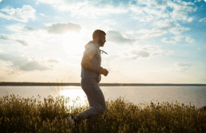 Pratimai – galingiausias ilgaamžiškumo vaistas: ką privalo žinoti kiekvienas vyras? vyras bėgioja ryte