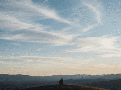 Klausytis kaip dangus: gilaus klausymosi menas, kuris pakeis jūsų santykius vyras sėdi ant kalno dangaus fone