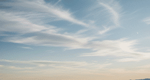 Klausytis kaip dangus: gilaus klausymosi menas, kuris pakeis jūsų santykius vyras sėdi ant kalno dangaus fone